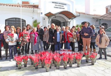 La alcaldesa, Paloma García Gálvez, ha presidido la entrega y ha acompañado a los mayores de Arroyo de la Miel en la inauguración del Belén del centro.
