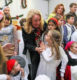 La alcaldesa de Benalmádena, Paloma García Gálvez, saludó a los jóvenes actores.
