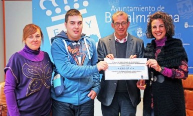 La concejala de Educación, Yolanda Peña, y el edil de Bienestar Social, Francisco Salido, han hecho entrega del cheque por valor de 839 euros al joven.