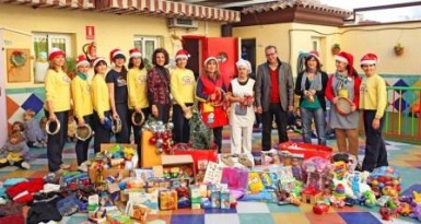 La donación incluye ropa, juguetes y alimentos no perecederos, que serán repartidos por Bienestar Social entre las familias más desfavorecidas.