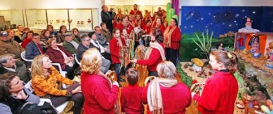 La alcaldesa, Paloma García Gálvez, preside la celebración, en la que participaron niños de Benalmádena Pueblo y la pastoral del Centro de Día ‘Silvestre González’.