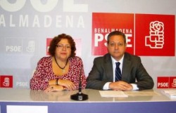 “A comienzos del verano ya denunciamos la reducción de 32 a 18 vigilantes, lo que ha provocado la pérdida de las banderas azules en las playas de Malapesquera y Carvajal”, ha denunciado la portavoz socialista, Encarnación González.