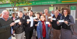 La tercera entrega de la campaña solidaria ‘Lotería de Navidad para los desempleados’ ha tenido lugar en las oficinas del INEM de Arroyo de la Miel.