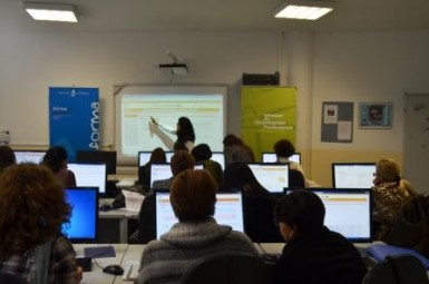 Una veintena de asistentes, han podido insertar sus datos personales, académicos y profesionales en el portal  del Servicio Andaluz de Empleo y solicitar  formación y ofertas de trabajo que se adecuen al perfil.