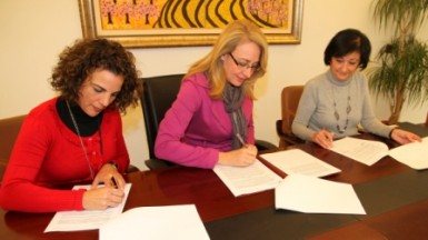 La alcaldesa ha destacado la importancia del convenio y ha agradecido la colaboración de la ONG con las personas que sufren discapacidad.