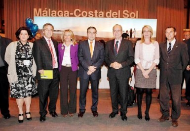 La alcaldesa, Paloma García Gálvez, firma en FITUR el convenio para que el municipio sea la sede del encuentro inmobiliario.