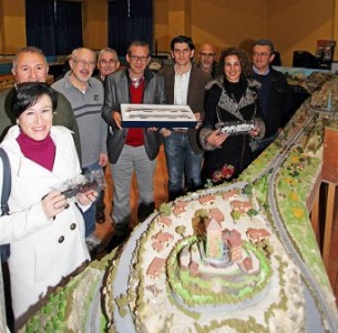 La concejala de Cultura, Yolanda Peña, inauguró ayer la muestra de la Asociación de Modelismo Ferroviario de la Costa del Sol.