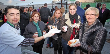 En la calle Blas Infante se celebró el Roscón Solidario, en el que participaron centenares de vecinos que pusieron su granito de arena para ayudar a las familias más necesitadas de Benalmádena