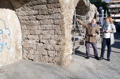 La concejala de Vías y Obras, Concha Cifrián, ha comprobado hoy el desarrollo de los trabajos de recuperación, “que pondrán en valor un elemento fundamental de nuestro legado histórico”. 