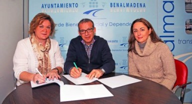 El concejal Francisco Salido ha presidido la firma, a la que ha asistido la concejala de Medio Ambiente, Inmaculada Hernández, y la presidenta del colectivo, Pilar Oliva. 