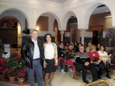 La concejala Ana Macías acudió al evento y felicitó al ponente, Enrique Muñoz Márquez, por el éxito de participación cosechado.
