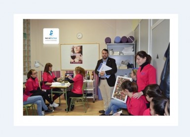 El concejal de Empleo, Juan Olea, ha felicitado a las alumnas, que comienzan ahora sus prácticas profesionales. 
