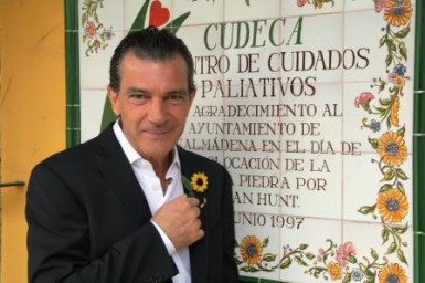 La insignia emblemática de Cudeca ha sido entregada por el Patrono de Cudeca, Don José Luís Palma a Antonio Banderas.