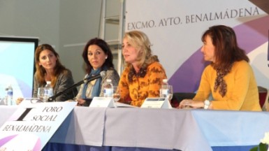 La regidora inaugura el I Foro Social de Benalmádena, que reúne a una decena de asociaciones del municipio para dar a conocer su labor.
