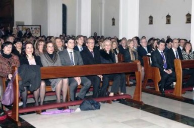 La alcaldesa, Paloma García Gálvez, presidió el acto religioso e hizo entrega al pregonero de 2012 de una estatuilla de la Niña de Benalmádena. 