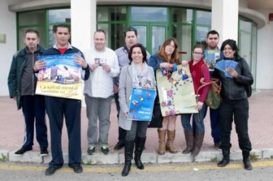 La concejala de Participación Ciudadana e Igualdad, Ana Macías, acude a la mesa informativa instalada por el colectivo en el Centro de Salud de Torrequebrada .  
