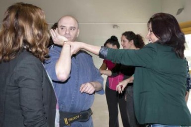 La concejala Ana Macías presentó el taller, desarrollado en el Parque Innova y en el que las participantes recibieron nociones prácticas de algunas técnicas para evitar situaciones comprometidas.