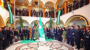 “Andalucía es un pueblo sabio, cuya fortaleza ha marcado su historia y los andaluces no consentiremos que ningún obstáculo frene nuestro desarrollo, nuestra proyección y nuestras ilusiones”, resalta la regidora.