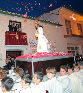 La alcaldesa de Benalmádena, Paloma García Gálvez, asistió a una de las procesiones más singulares de la Semana Santa del municipio. 