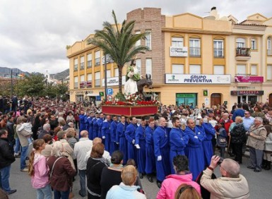 Las previsiones climatológicas y la lluvia obligaron a variar el recorrido a las dos procesiones que abren la Semana Santa en Arroyo de la Miel, pero ambas hermandades salieron a la calle.