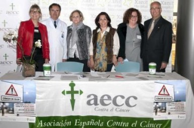 La concejala de Participación Ciudadana, Ana Macías, ha participado en la recogida de firmas en el Hospital Xanit.