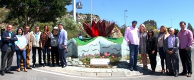 La alcaldesa, Paloma García Gálvez, presidió el acto, que contó con la presencia de Chucho Valdés y otros familiares y amigos del pianista cubano, que pasó los últimos años de su vida en Benalmádena. 