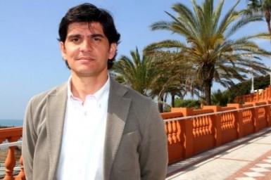 El concejal de Playas, José Antonio Serrano, ha comprobado hoy la puesta en marcha de nueva actuación de embellecimiento y adecentamiento del litoral benalmadense.