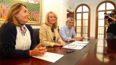 La alcaldesa ha firmado hoy un acuerdo para el mantenimiento del área verde colindante con el establecimiento hotelero.
