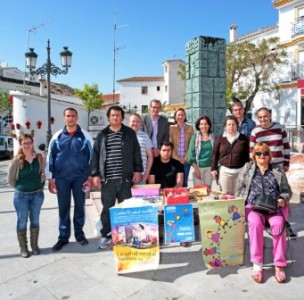Los voluntarios y profesionales del colectivo han instalado una mesa informativa en Benalmádena Pueblo, donde han repartido postales y han expuesto los trabajos realizados por sus usuarios en los talleres.