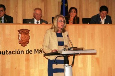 La regidora participa en el pleno de la Diputación Provincial de Málaga para denunciar la falta de responsabilidad del Gobierno autonómico.