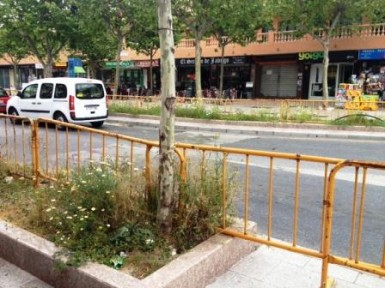 “El inicio de la temporada turística ya está próximo, y los trabajos siguen paralizados, siendo ya el tercer verano que los comerciantes tienen que soportar la obra inacabada”, ha denunciado el concejal socialista, Joaquín Villazón