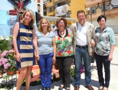 La alcaldesa, Paloma García Gálvez, compartió con los benalmadenses la gran fiesta del mes de mayo, en la que las flores se mezclan con las más arraigadas tradiciones populares.