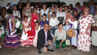 La alcaldesa de Benalmádena acompañó a los benalmadenses durante la tradicional misa de salida de peregrinos.