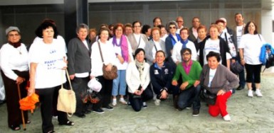 Los usuarios de los centros de día ‘Anica Torres’ y ‘Silvestre González’ visitan las instalaciones del centro hospitalario, acompañados por los concejales de Sanidad y Bienestar Social, Inmaculada Hernández y Francisco Salido, respectivamente.