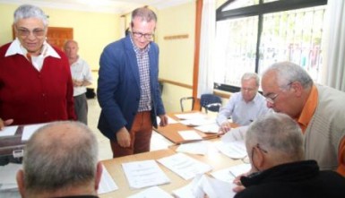 El primer teniente de alcalde y concejal de Bienestar Social, Francisco Salido, ha compartido la jornada electoral con los usuarios del centro.