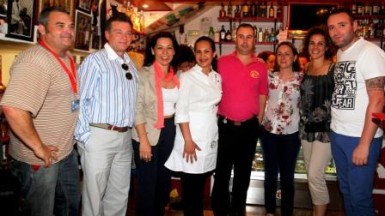 La concejala de Comercio, Ana Macías, inaugura la iniciativa, que cuenta con la participación de cerca de una veintena de establecimientos.