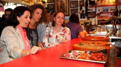 La alcaldesa de Benalmádena ha visitado hoy varios establecimientos participantes para comprobar el desarrollo del evento.