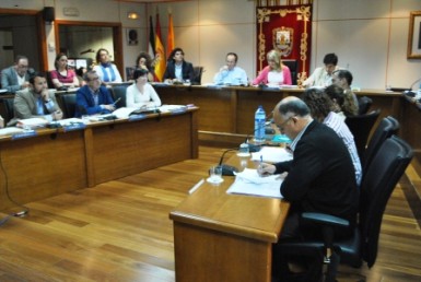 La Corporación municipal aprueba en pleno reclamar al Gobierno autonómico el pago urgente de la deuda que mantiene con Benalmádena, que supera los 2,6 millones de euros.