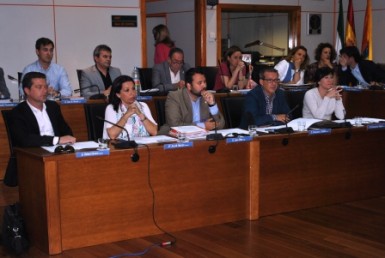 El Ayuntamiento aprueba en pleno una moción que respalda la iniciativa del órgano provincial, que permitirá la remodelación del paseo marítimo de Torrequebrada y la reforma y ampliación del salón de actos de la Casa de la Cultura, que se convertirá en el primer teatro de Benalmádena. 