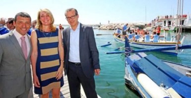 La alcaldesa, Paloma García Gálvez, dio la salida a la Regata de Liga de Jábegas de Málaga, la actividad que inauguró el evento organizado por la Mancomunidad y que tiene a Benalmádena como escenario principal.