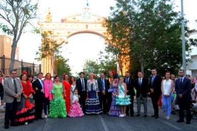 Miles de personas acompañaron al Patrón durante su procesion religiosa por las céntricas calles del núcleo y participaron de la celebración festiva y lúdica en el recinto ferial del Parque de La Paloma.