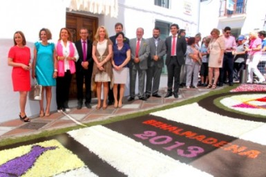 La alfombra de flores de calle Real volvió a ser el gran reclamo turístico de la jornada.