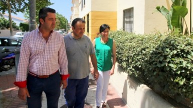 Entre los trabajos, se están llevando a cabo la poda de las jardineras y la reparación de las canalizaciones de agua en los bajos de los edificios.
