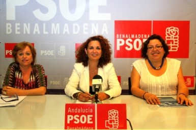 “Las medidas del PP tanto en el gobierno como en el Ayuntamiento machacan al sector turístico, con recortes en los presupuestos generales y municipales”, ha denunciado la presidenta de la ejecutiva del PSOE de Benalmádena, Pilar Serrano