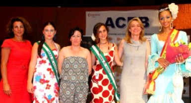 La alcaldesa de Benalmádena, Paloma García Gálvez, presidió la entrega de premios, acompañada por la concejala de Festejos, Concepción Tejada, y otros miembros del Gobierno municipal. 