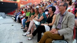 La alcaldesa de Benalmádena, Paloma García Gálvez, participó en la velada, que contó con actuaciones musicales y grandes humoristas.