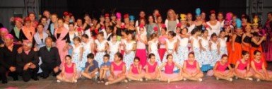 La regidora felicitó a las distintas peñas, colectivos y particulares participantes en los certámenes y les agradeció su contribución en el mantenimiento de las costumbres y tradiciones populares. 