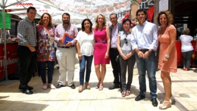La regidora y la concejala de Festejos destacan el ambiente que se vive en la céntrica calle de Arroyo de la Miel con motivo de la celebración. 