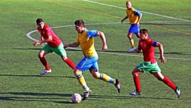 La regidora felicitó a los jugadores por los logros conseguidos durante la temporada y a los entrenadores y cuerpo técnico por su dedicación e implicación con el club.