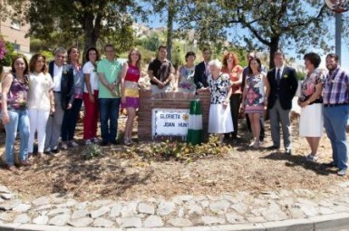 La alcaldesa, Paloma García Gálvez, presidió el acto en el que se bautizó con el nombre de la fundadora del colectivo a una glorieta del municipio.